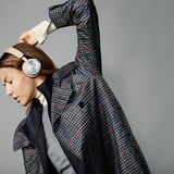 Frau mit Kopfhörern