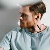 Kabellose Kopfhörer: Sennheiser Momentum Free  Günstig heißt nicht immer auch Kompromiss: Beim Klang ist der Sennheiser Momentum Free laut Warentest sogar die beste Wahl. Er verbindet lange Laufzeit, leichtes Gewicht und einen klaren Klang. Das gibt die Gesamtnote "gut" (1,8). Und das für verhältnismäßig günstige 133 Euro.   Den vollständigen Test gibt es gegen Gebühr auf test.de.