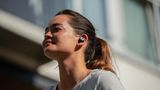 Ein Test, fünf Sieger: Echt kabellos: Sennheiser Momentum True Wireless Apples Airpods mögen die Kategorie der kabellosen Kopfhörer begründet haben, die besten sind sie laut Stiftung Warentest nicht. Diese Ehre gebührt den Momentum True Wireless von Sennheiser. Beeindruckend: Trotz der kleinen Bauform gehören sie über alle Kategorien zu den drei am besten klingenden Kopfhörern. Die gute Laufzeit und der hohe Tragekomfort machen das Paket perfekt. "Gut" (1,8) findet das Stiftung Warentest. Der Preis von 250 Euro ist allerdings happig.