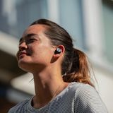 Ein Test, fünf Sieger: Echt kabellos: Sennheiser Momentum True Wireless Apples Airpods mögen die Kategorie der kabellosen Kopfhörer begründet haben, die besten sind sie laut Stiftung Warentest nicht. Diese Ehre gebührt den Momentum True Wireless von Sennheiser. Beeindruckend: Trotz der kleinen Bauform gehören sie über alle Kategorien zu den drei am besten klingenden Kopfhörern. Die gute Laufzeit und der hohe Tragekomfort machen das Paket perfekt. "Gut" (1,8) findet das Stiftung Warentest. Der Preis von 250 Euro ist allerdings happig.