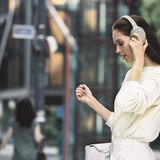 Ein Test, fünf Sieger: Der Beste mit Stille: Sony WH-1000MX3 Der Sony WH-1000MX3 ist gleich zweimal ganz vorne. Neben dem Soundvergleich kann er sich auch beim Noice-Canceling, also der Unterdrückung von Umgebungsgeräuschen, den ersten Platz sichern: Er hat die beste Geräuschunterdrückung im Test. Die Akkulaufzeit ist Mittelmaß, insgesamt reicht es für ein "gut" (1,9). Der Preis liegt mit 275 Euro klar im oberen Bereich. Bei den kabellosen Modellen mit Noice-Canceling liegt der JBL Everest Elite 150 NC ganz vorne. Doch der kann auch noch anders überzeugen...