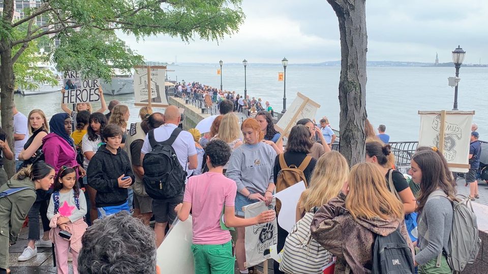 Junge Klima-Aktivisten erwarten Greta Thunberg an der North Cove Marina in New York Junge Klima-Aktivisten erwarten Greta Thunberg an der North Cove Marina in New York