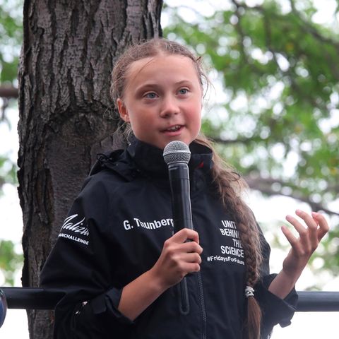 Greta Thunberg spricht nach ihrer Ankunft in der North Cove Marina in New York vor der dort versammelten Menschenmenge