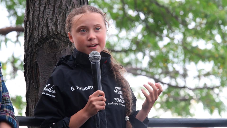 Greta Thunberg spricht nach ihrer Ankunft in der North Cove Marina in New York vor der dort versammelten Menschenmenge