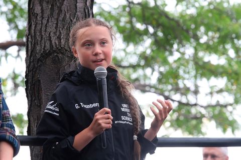 Greta Thunberg spricht nach ihrer Ankunft in der North Cove Marina in New York vor der dort versammelten Menschenmenge