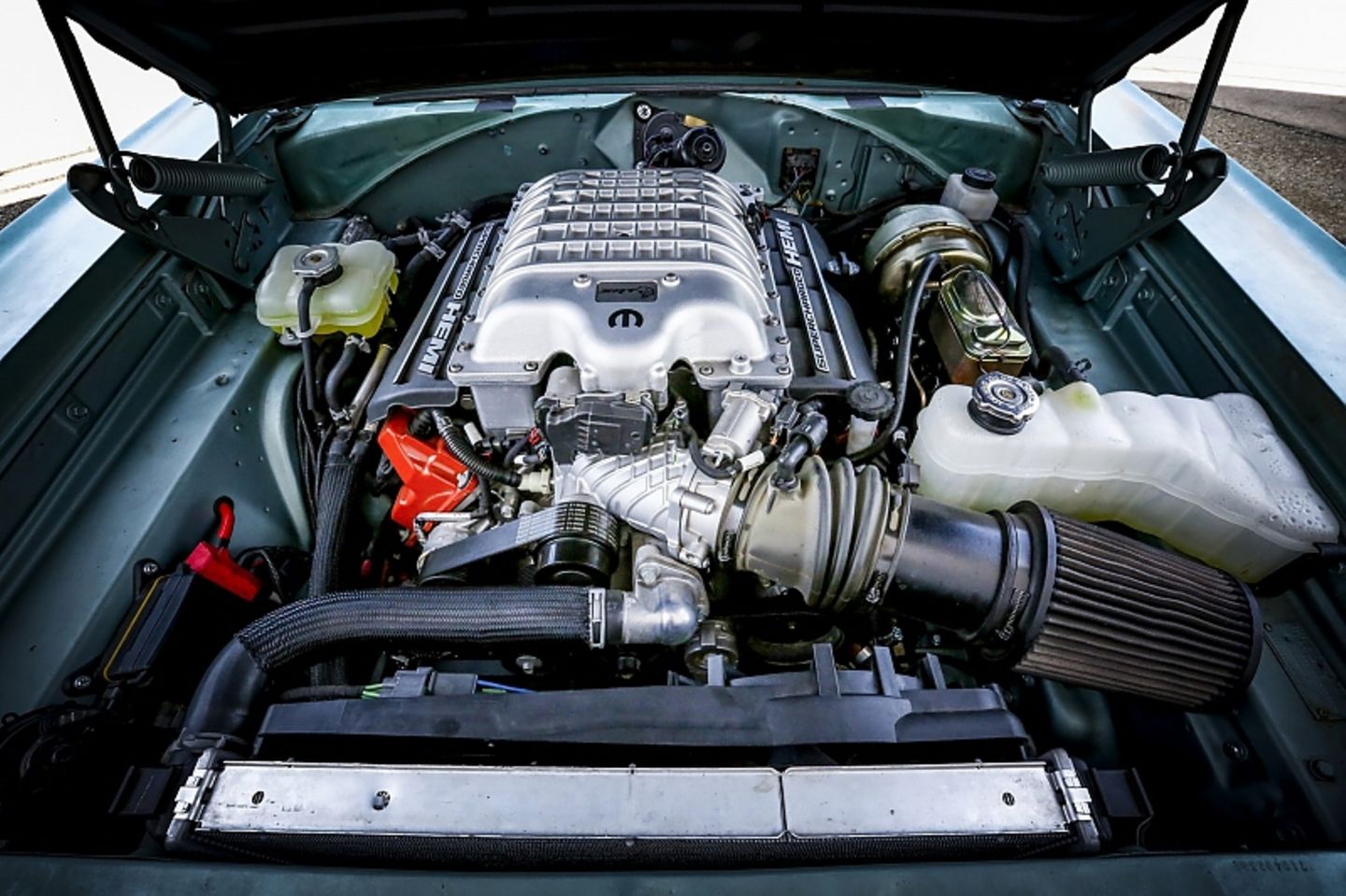 Unter Motorhaube wummert ein 707 PS starkes Hellcat-Triebwerk