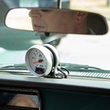 Der Drehzahlmesser thront auf dem Armaturenbrett