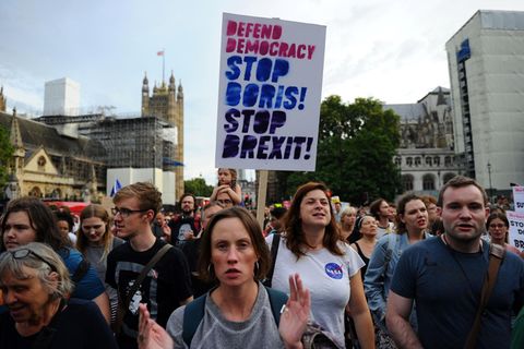 Demonstranten marschieren vom Parlament in London zur Downing Street, dem Amtssitz von Premier Boris Johnson