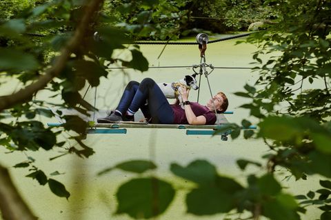 Auf Survivaltour im Wald mit Jack-Russell-Hündin Emma