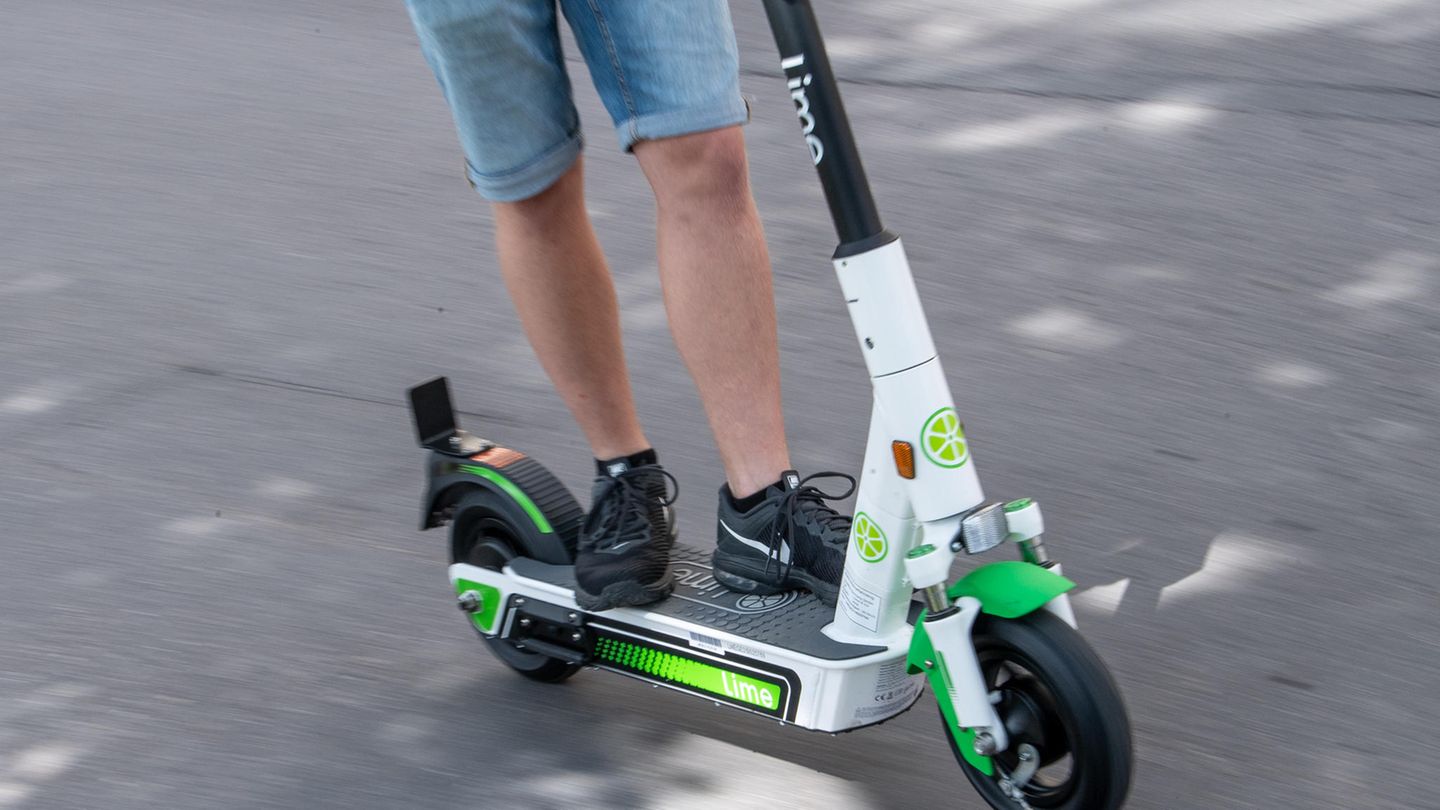 Mann auf E-Scooter