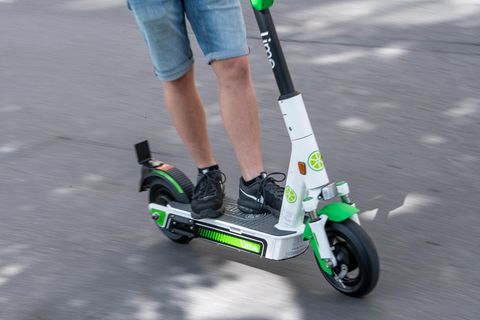Mann auf E-Scooter