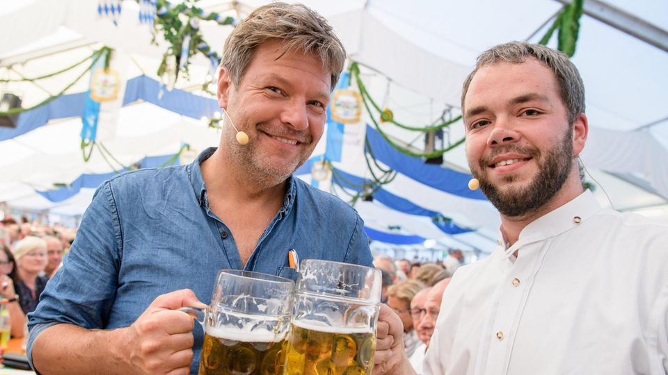VOE STERN 35/2019 24.06.2019, Bayern, Peißenberg: Robert Habeck, Bundesvorsitzender von Bündnis 90/Die Grünen (l), und Andreas Krahl (Bündnis 90/Die Grünen), Abgeordneter im Bayerischen Landtag, stoßen in einem Bierzelt auf der Festwoche "100 Jahre... Habeck mit dem bayerischen Landtagsabgeordneten Andreas Krahl