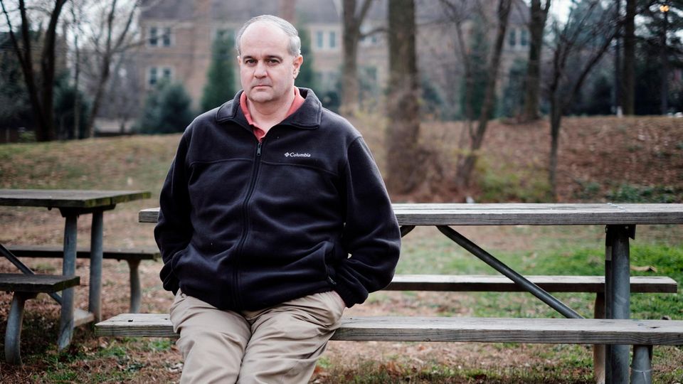 VOE STERN 35/2019 Daryl Johnson, a former analyst at a branch of the Department of Homeland Security that studied the threat posed by anti-government militia groups, near Rockville, Md., Jan. 7, 2016. Johnson says that too little is being done to combat... Der Republikaner Daryl Johnson hatte schon früh auf die Gefahr hingewiesen, die von inländischen Rechtsterroristen ausgehe