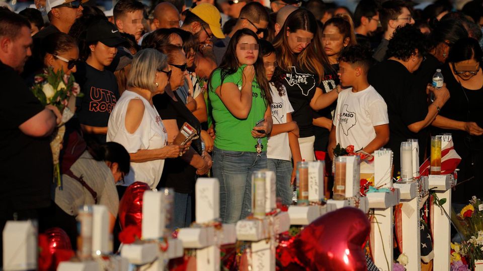 VOE STERN 35/2019 FILE - In this Aug. 6, 2019, file photo, people visit a makeshift memorial at the scene of a mass shooting at a shopping complex in El Paso, Texas. At the growing memorial for the victims of this Saturday massacre, the city’s roots i... El Paso, drei Tage nach der Bluttat eines 21-jährigen Rechtsterroristen: Menschen trauern um die 22 Getöteten und beten für die vielen Verletzten