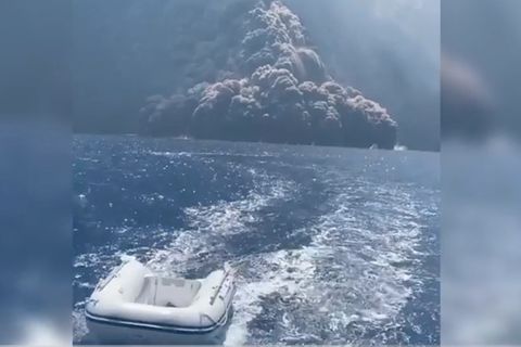 Stromboli: Italiener filmen den Ausbruch von Motorboot aus – dann fliehen sie vor der anrollenden Aschewolke
