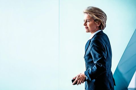 Ursula von der Leyen im Profil vor einer hellblauen Wand fotografiert