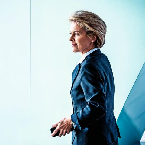 Ursula von der Leyen im Profil vor einer hellblauen Wand fotografiert