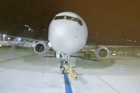 Frontalaufnahme eines Flugzeugs
