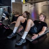 NEONxPolar: Sonja und Fabian bei einer Bauchmuskel-Übung