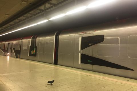 Eine ehemals rote S-Bahn wurde silbern und schwarz umgesprüht