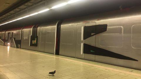 Eine ehemals rote S-Bahn wurde silbern und schwarz umgesprüht