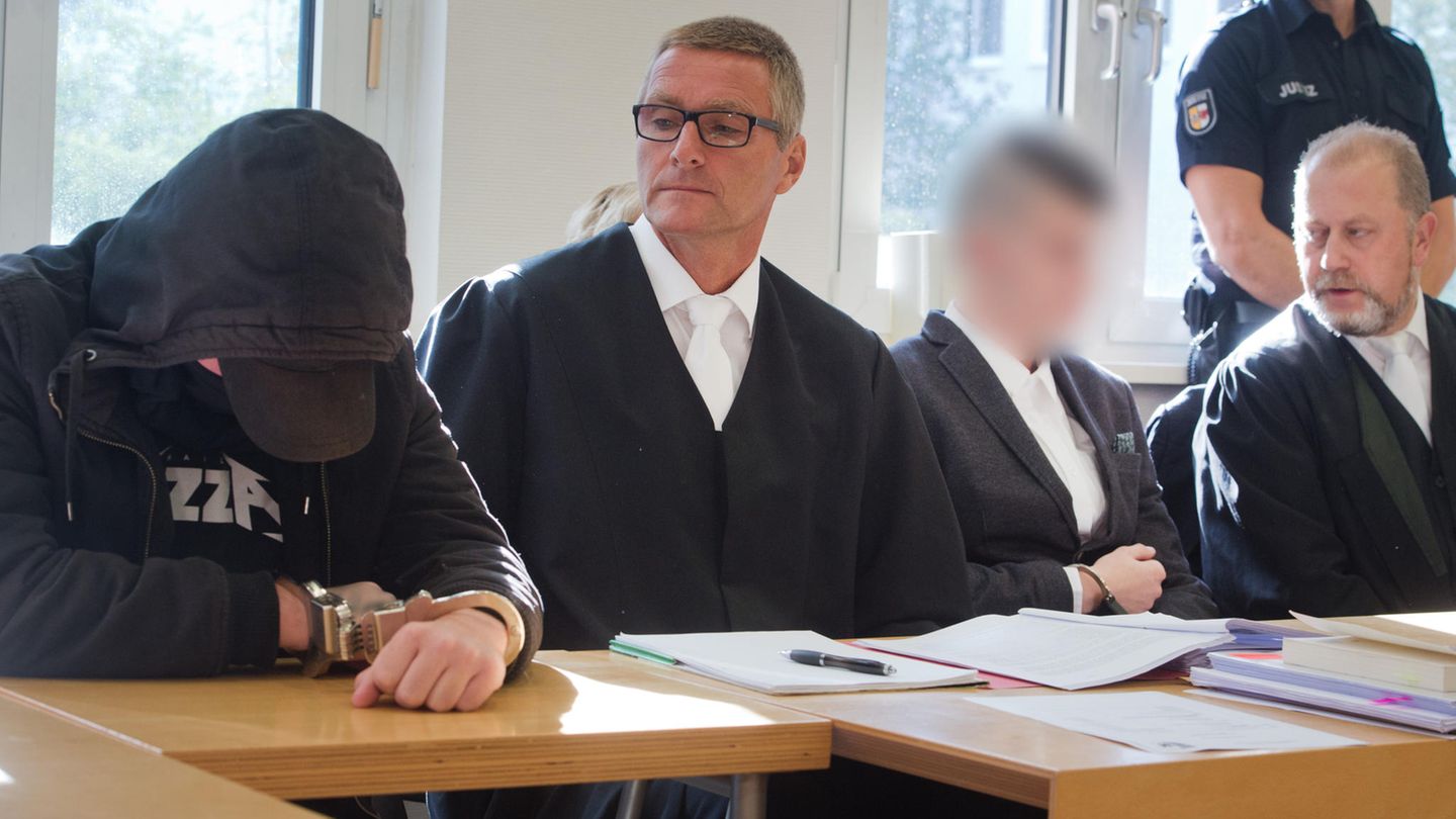 Der 19-jährige Angeklagte (l.) und der 21-jährige Angeklagte (3.v.l.) im Gerichtssaal im Landgericht neben ihren Anwälten