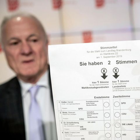 Der Landeswahlleiter von Brandenburg, hält ein Muster des Stimmzettels für die Landtagswahl