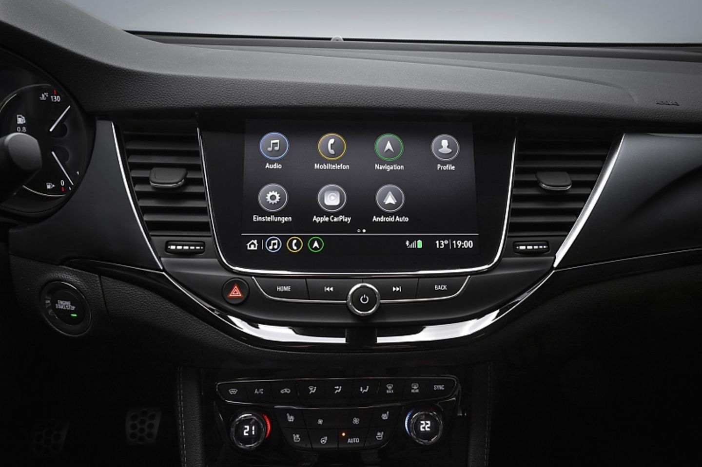 Der acht Zoll große Touchscreen dient als zentrales Bedienelement