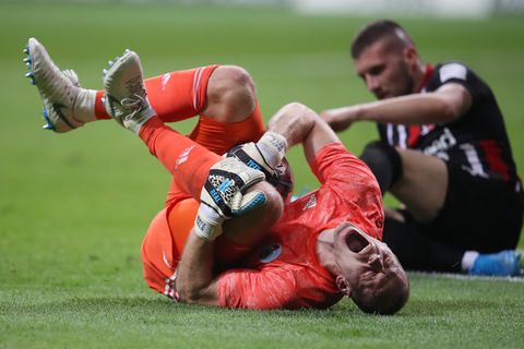 Theatralisch oder berechtigt? Wurde Straßburgs Torhüter Matz Sels tatsächlich so schwer von Ante Rebic (im Hintergrund) getroffen wie es hier den Anschein hat? Nach der unfairen Aktion wurde Rebic vom Platz gestellt.
