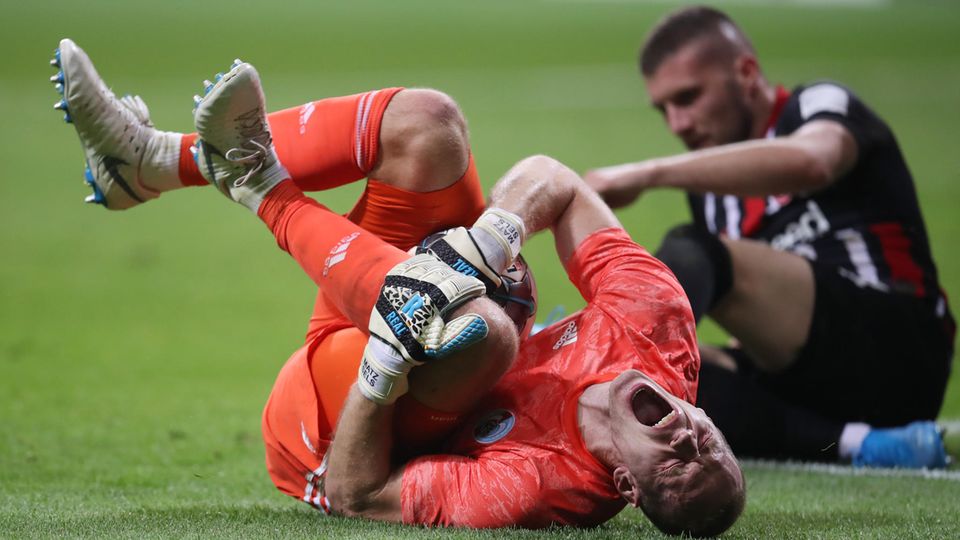 Theatralisch oder berechtigt? Wurde Straßburgs Torhüter Matz Sels tatsächlich so schwer von Ante Rebic (im Hintergrund) getroffen wie es hier den Anschein hat? Nach der unfairen Aktion wurde Rebic vom Platz gestellt.
