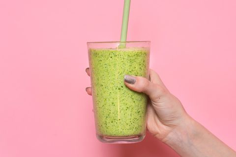 Frau mit Smoothie in der Hand