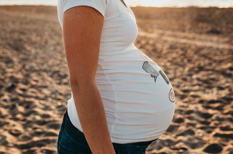 Eine schwangere Frau am Strand
