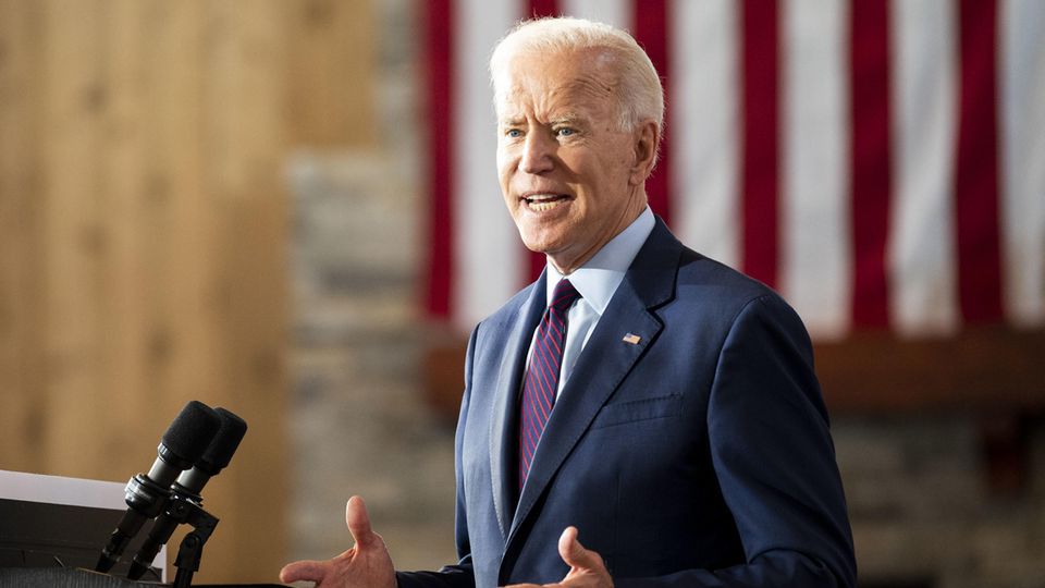 Joe Biden hat eine Geschichte über einen heldenhaften US-Soldaten zusammengedichtet, sieht aber darin nichts Verkehrtes Joe Biden hat eine Geschichte über einen heldenhaften US-Soldaten zusammengedichtet, sieht aber darin nichts Verkehrtes