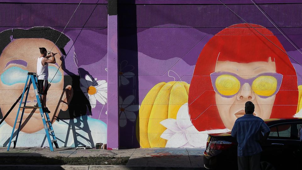 Florida: In Wynwood: Anlässlich der Art Basel Miami Beach wird eine Hauswand mit einem Gemälde von Cloe Hakakian verschönert. In Wynwood: Anlässlich der Art Basel Miami Beach wird eine Hauswand mit einem Gemälde von Cloe Hakakian verschönert.