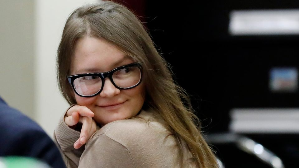 Anna Sorokin – wie sich eine junge Frau als Millionenerbin inszenierte Anna Sorokin – wie sich eine junge Frau als Millionenerbin inszenierte