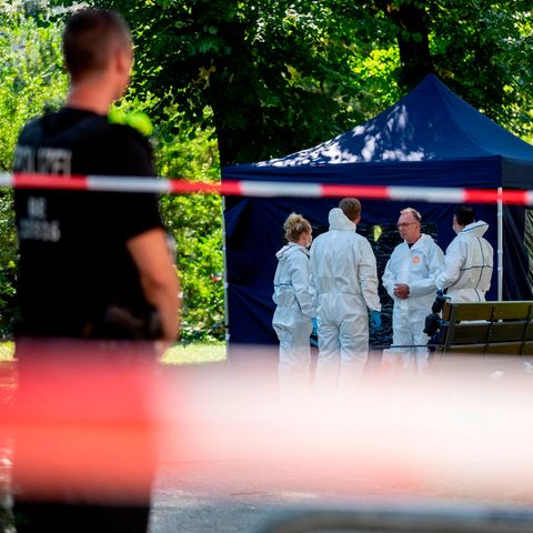 Beamte der Spurensicherung sichern Spuren am Tatort in Berlin-Moabit