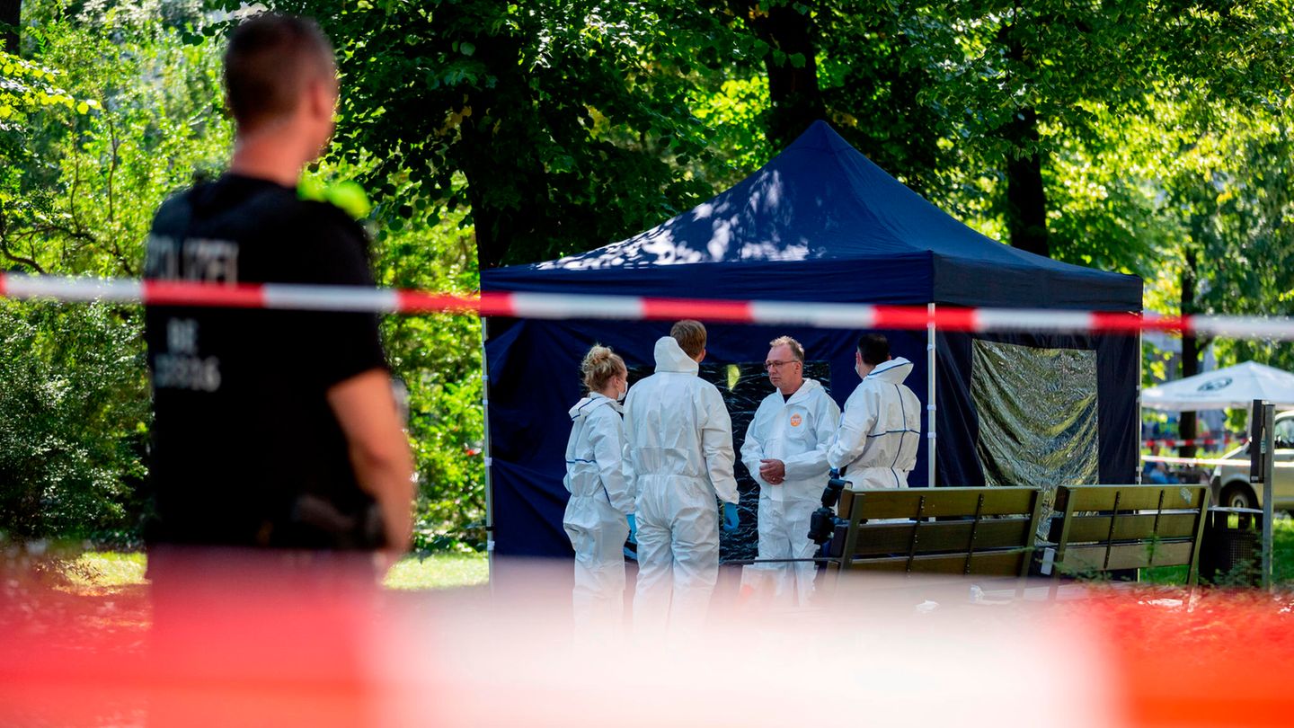 Beamte der Spurensicherung sichern Spuren am Tatort in Berlin-Moabit