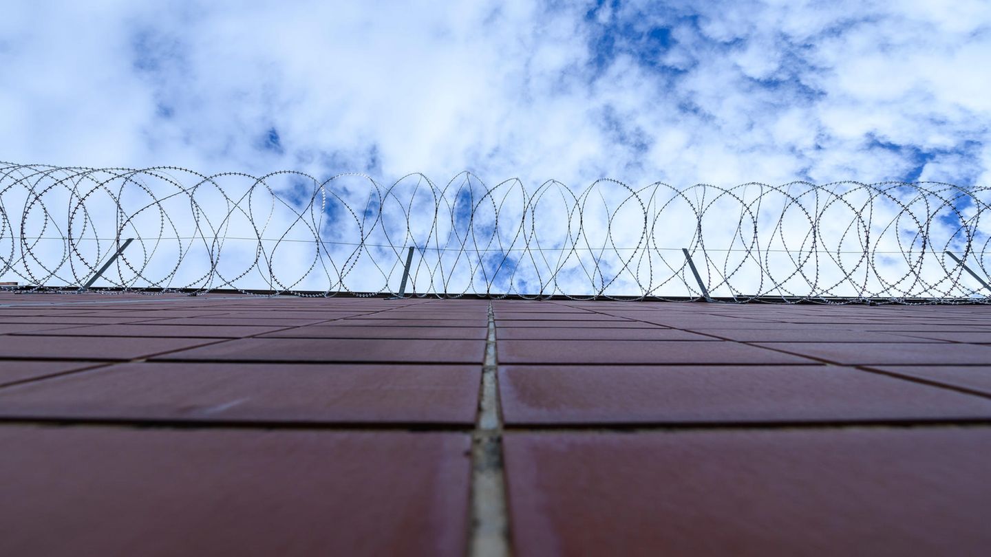 Stacheldrahtzaun hängt an einer Mauer in der JVA Weiterstadt