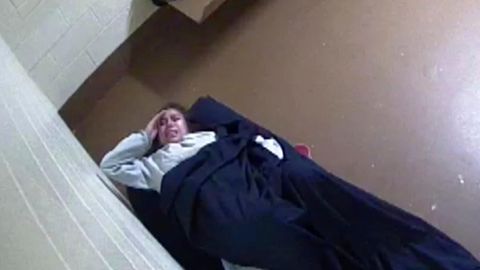 Dieses Videostandbild zeigt die schwangere Insassin Diana Sanchez in einer Gefängniszelle 