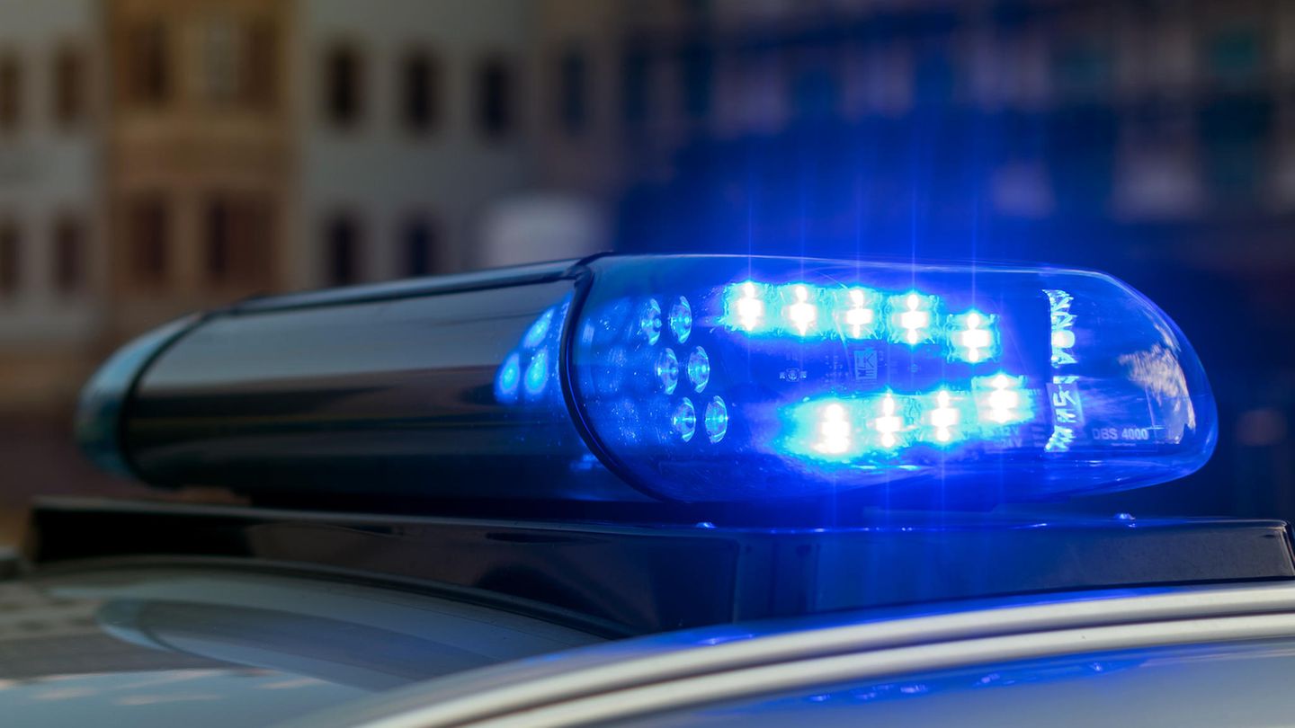 Das Blaulicht auf einem Fahrzeug der Polizei