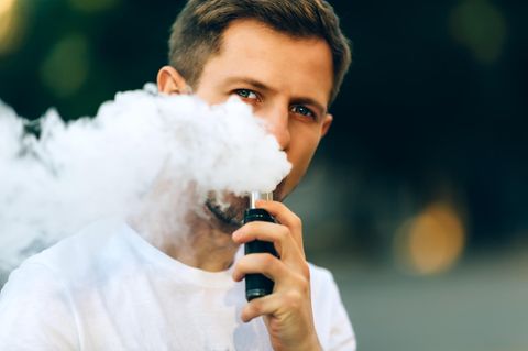 Lungenkrankheit in den USA: Ein Mann zieht an einer E-Zigarette