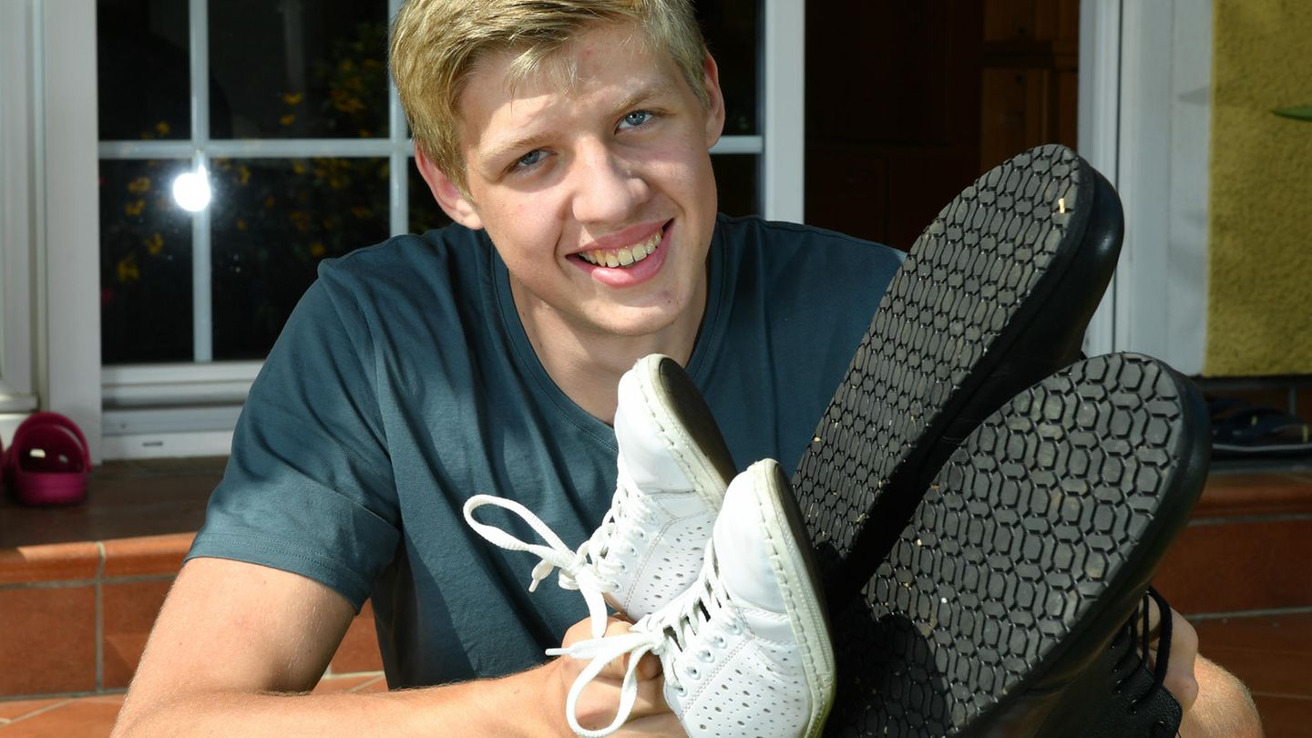 Lars Motza ist im neuen Guinness-Buch der Rekorde der Teenager mit den längsten Füßen der Welt
