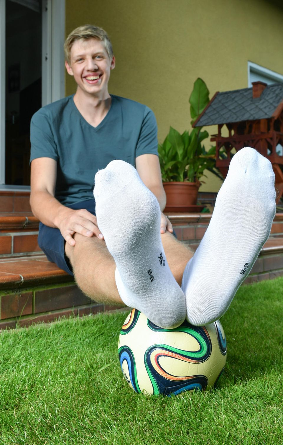 Lars Motza ist der Teenager mit den längsten Füßen der Welt