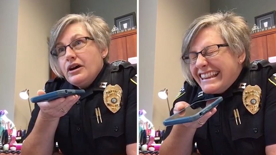 Polizistin lacht Telefonbetrüger aus.