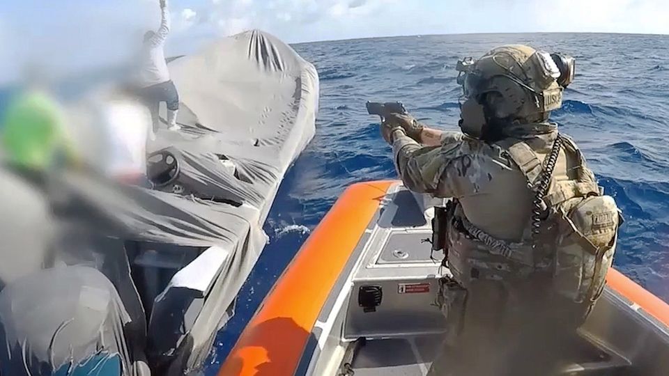 US-Küstenwache stellt Drogenschmuggler. US-Küstenwache stellt Drogenschmuggler.