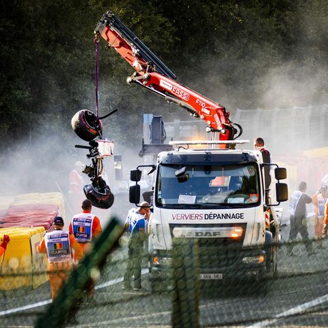 Helfer transportieren die Wracks der beteiligten Fahrzeuge ab