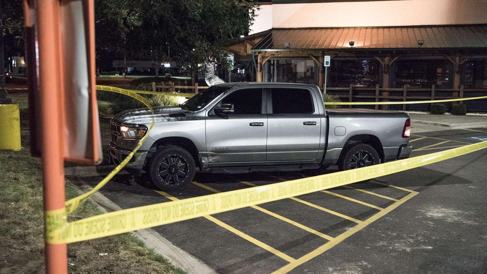 Texas: Schütze tötet fünf Menschen Texas: Ein Auto steht auf einem Parkplatz, daneben ist Absperrband zu sehen
