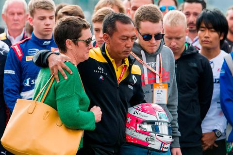 Anthoine Huberts Mutter (l.) und Bruder (4.v.r.) trauern gemeinsam mit Teammitgliedern von Renault an der Strecke in Spa