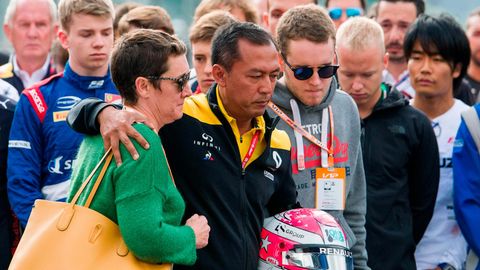 Anthoine Huberts Mutter (l.) und Bruder (4.v.r.) trauern gemeinsam mit Teammitgliedern von Renault an der Strecke in Spa