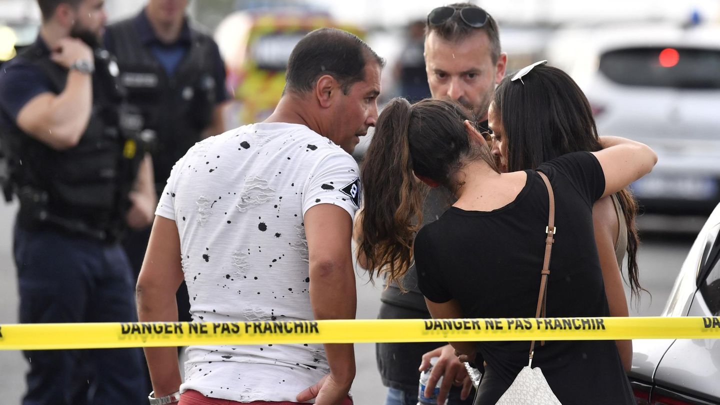 Angehörige kümmern sich vor Ort um eine Augenzeugin des Messerangriffs bei Lyon